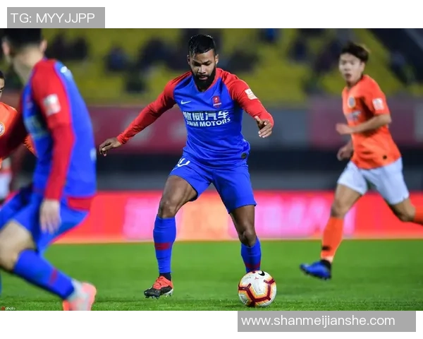 重庆斯威力帆迎战北京人和争夺中超联赛关键三分的精彩对决